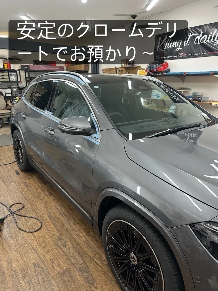メルセデスベンツ GLA 窓枠ルーフレールラッピング