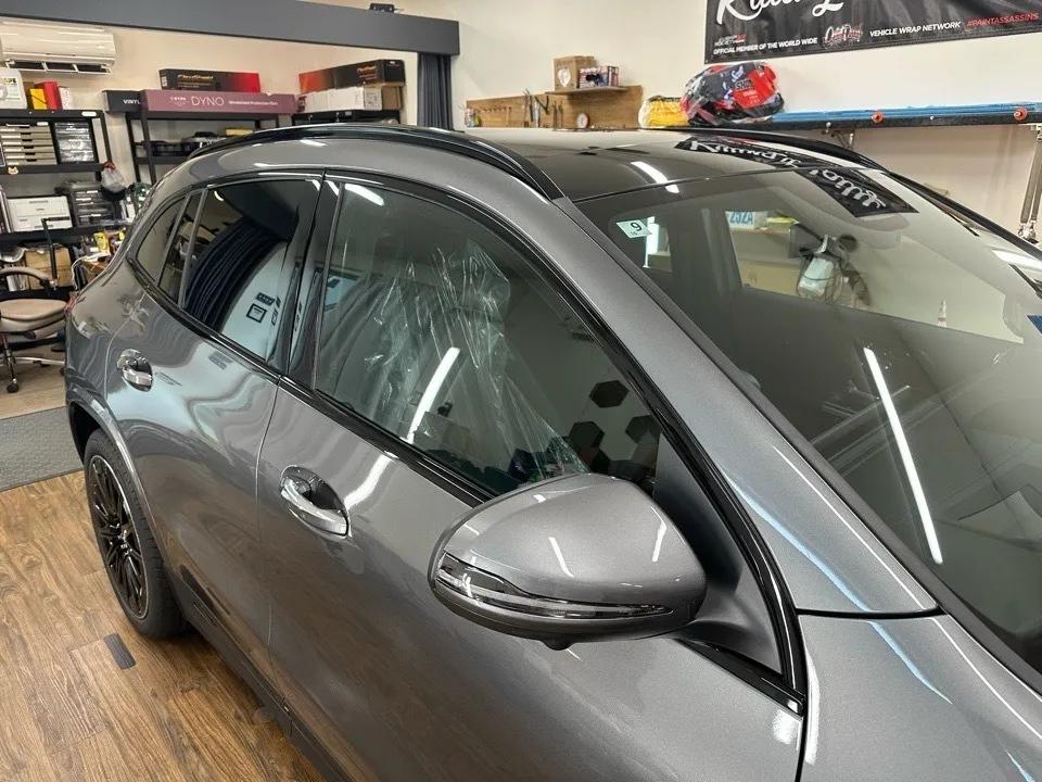 メルセデスベンツ GLA 窓枠ルーフレールラッピング